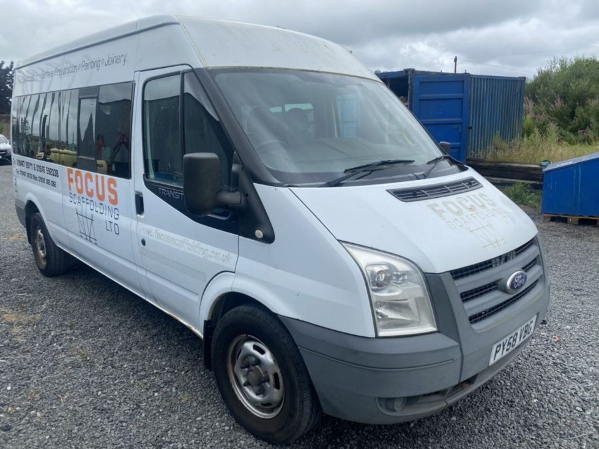 2009 WHITE FORD TRANSIT 2.4 15-SEATER MINI BUS (117,990KM) (TURNS ON AND DRIVING) (NO MOT, NO - Image 2 of 8