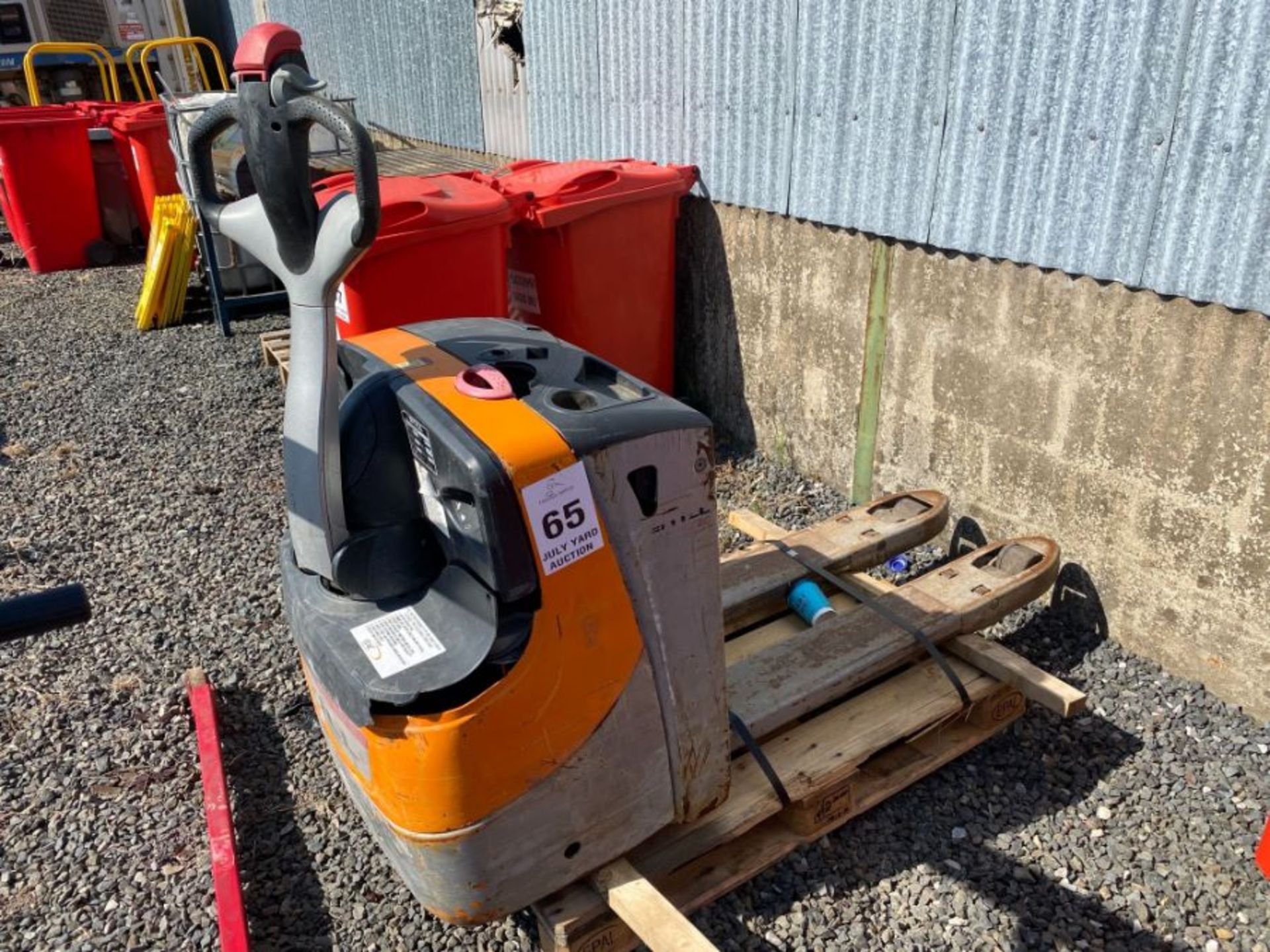 STHIL ELECTRIC PALLET TRUCK (HAMMER VAT ON THIS ITEM)