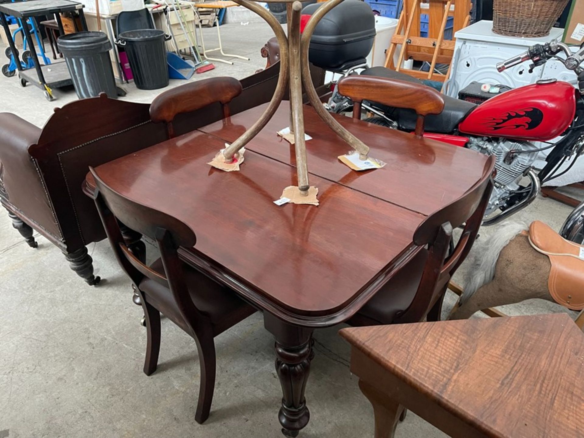 MAHOGANY EXTENDABLE TABLE & 4X CUSHIONED CHAIRS