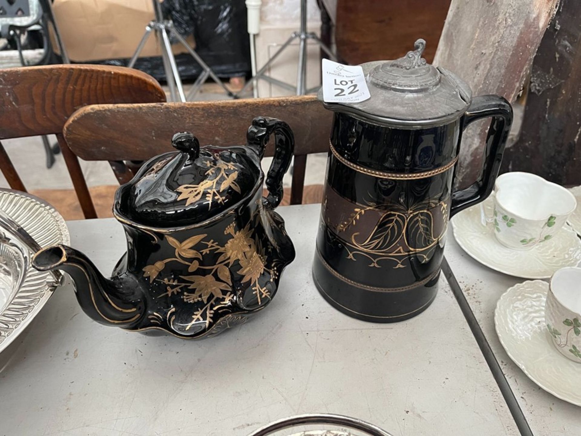 2X BLACK/GOLD TEA & COFFEE JUGS