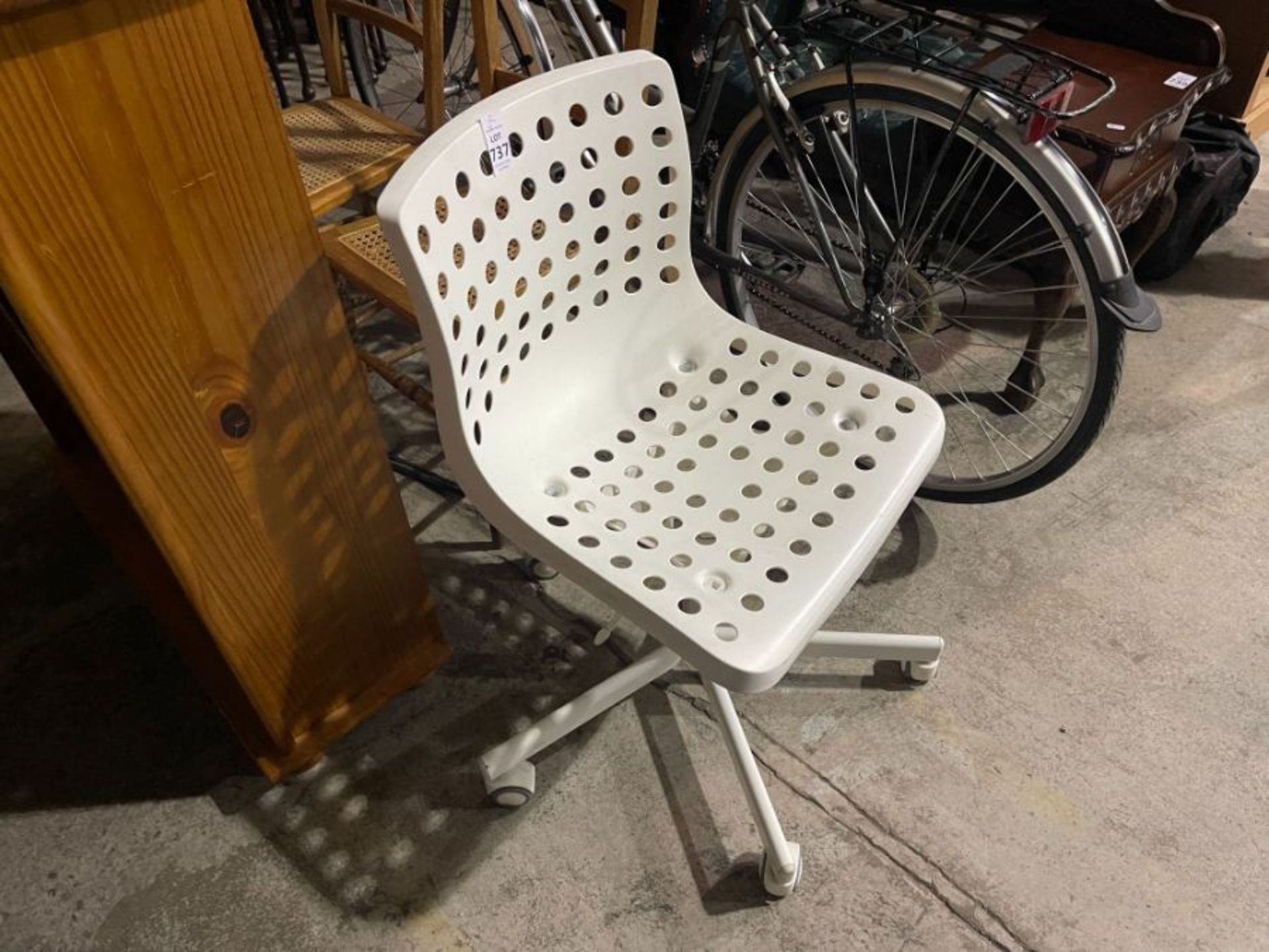 WHITE PLASTIC SWIVEL CHAIR