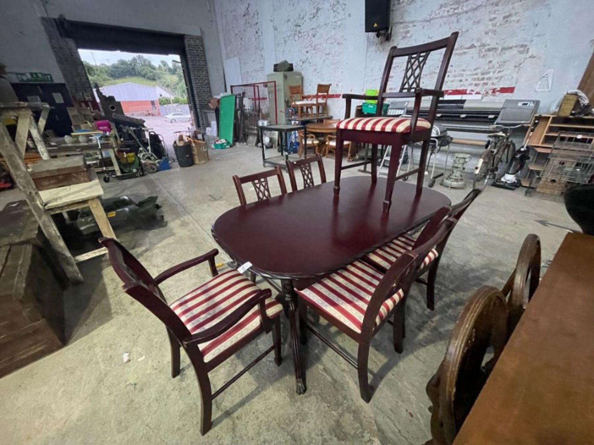 EXTENDABLE DINING ROOM TABLE & 6X CHAIRS