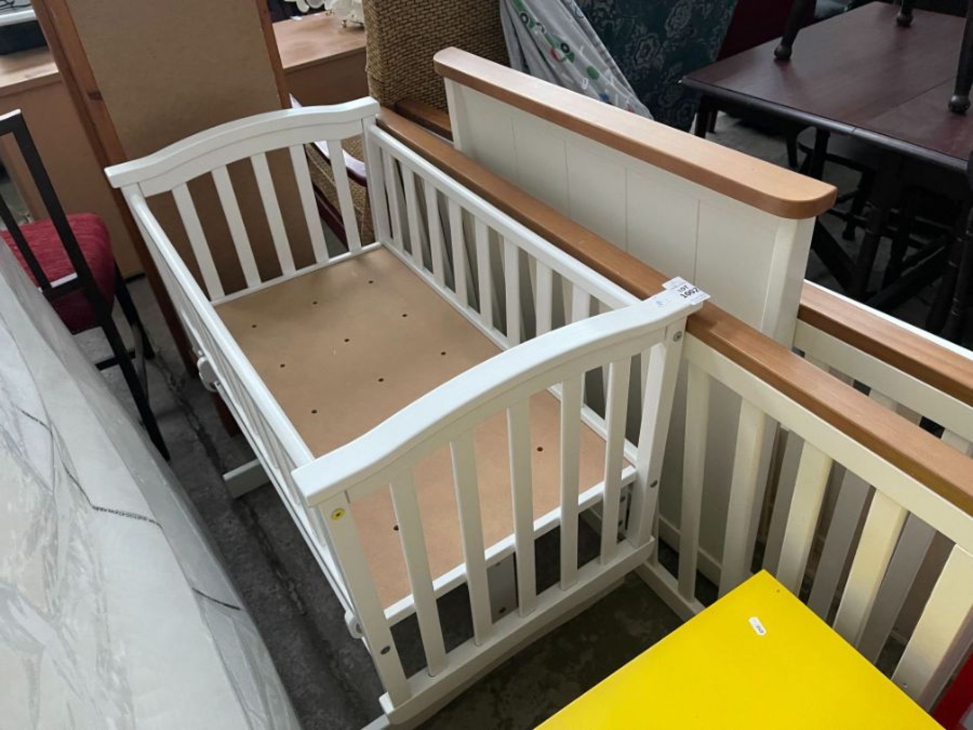 WHITE ROCKING COT