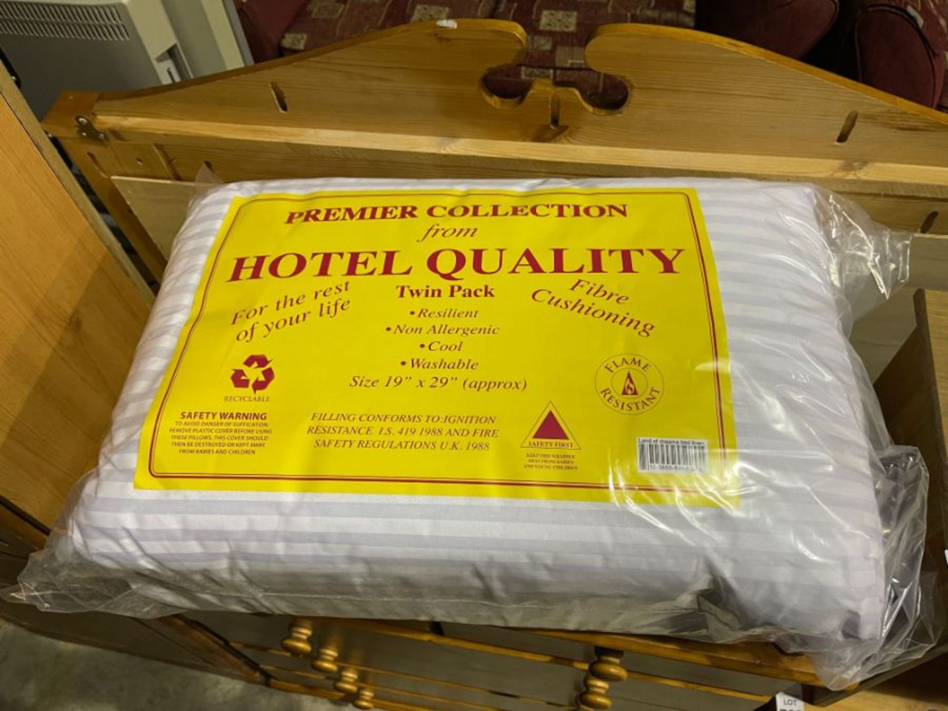 PAIR OF HOTEL QUALITY PILLOWS (NEW)