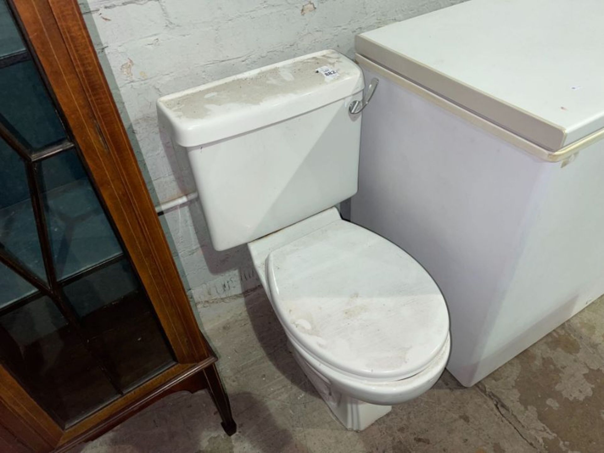 TOILET & CISTERN