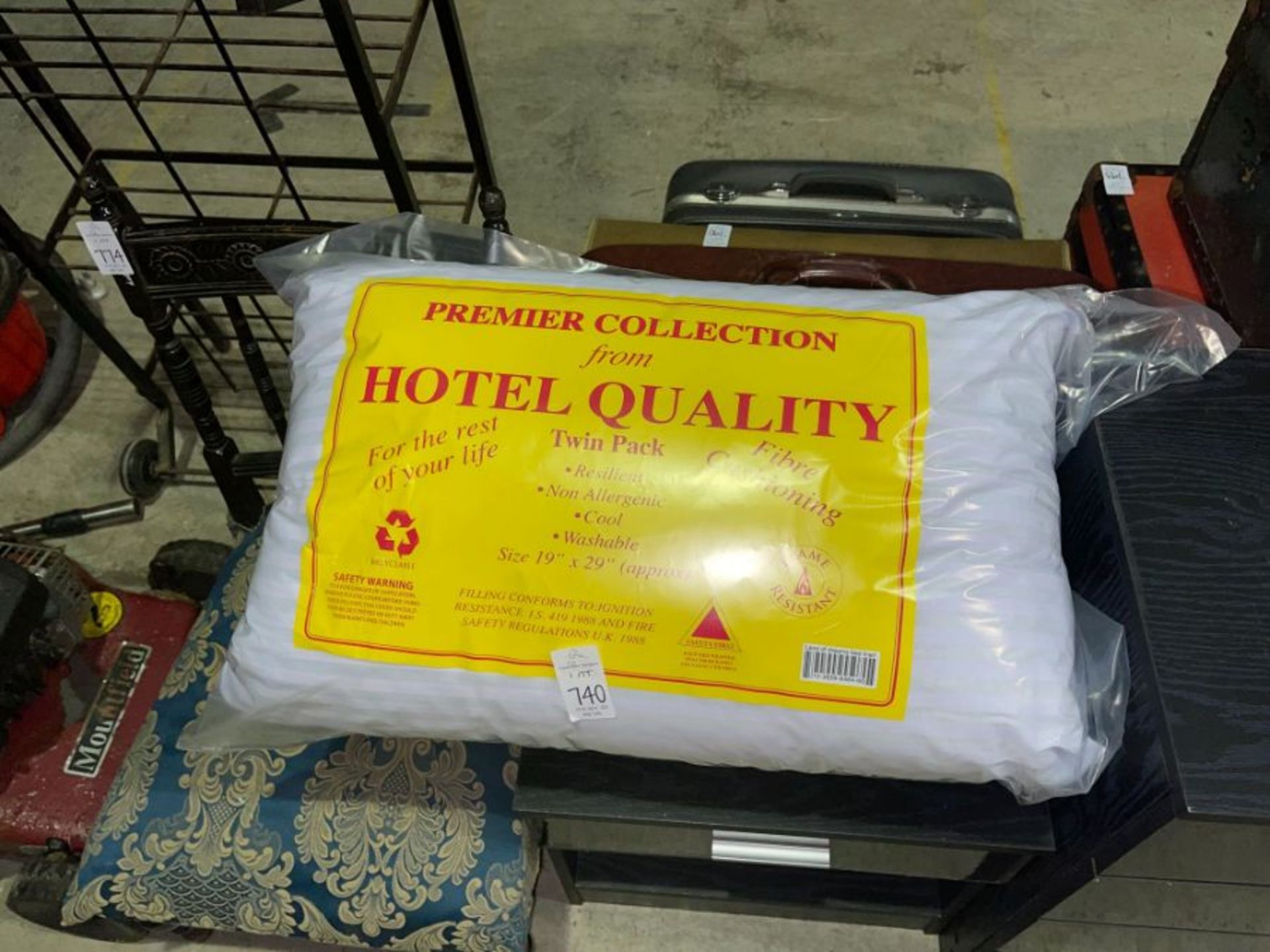 PAIR OF HOTEL QUALITY PILLOWS (NEW)