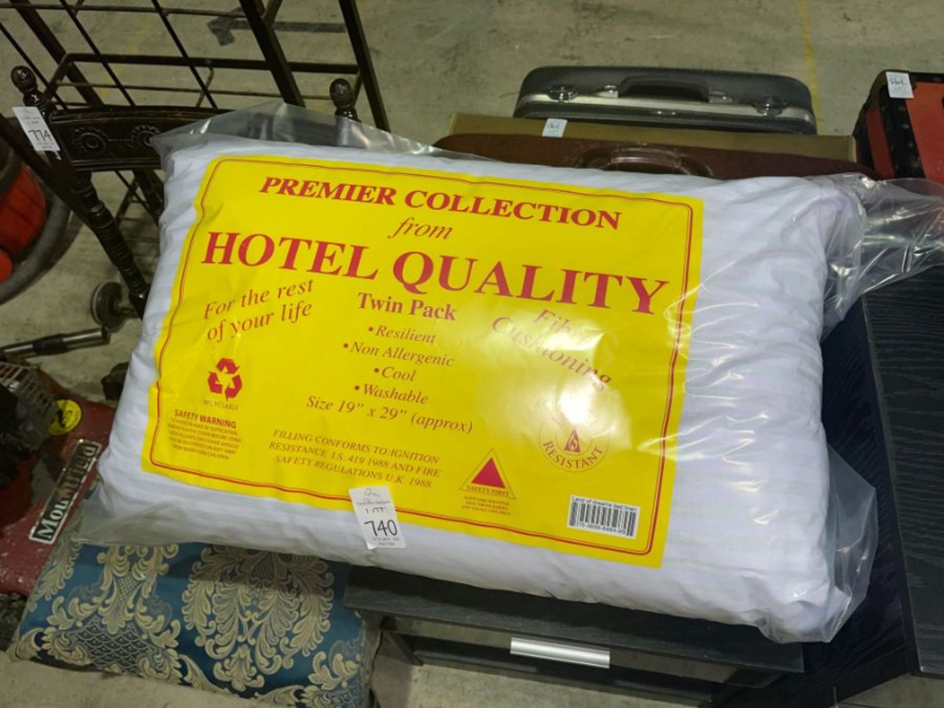 PAIR OF HOTEL QUALITY PILLOWS (NEW)