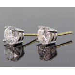 18ct diamond single stone stud earrigs comprising round brilliant cut diamonds calculated as