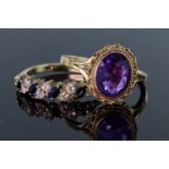 9ct yellow gold ring set with single oval amethyst measuring approx. 10mm x 7mm with a decorative