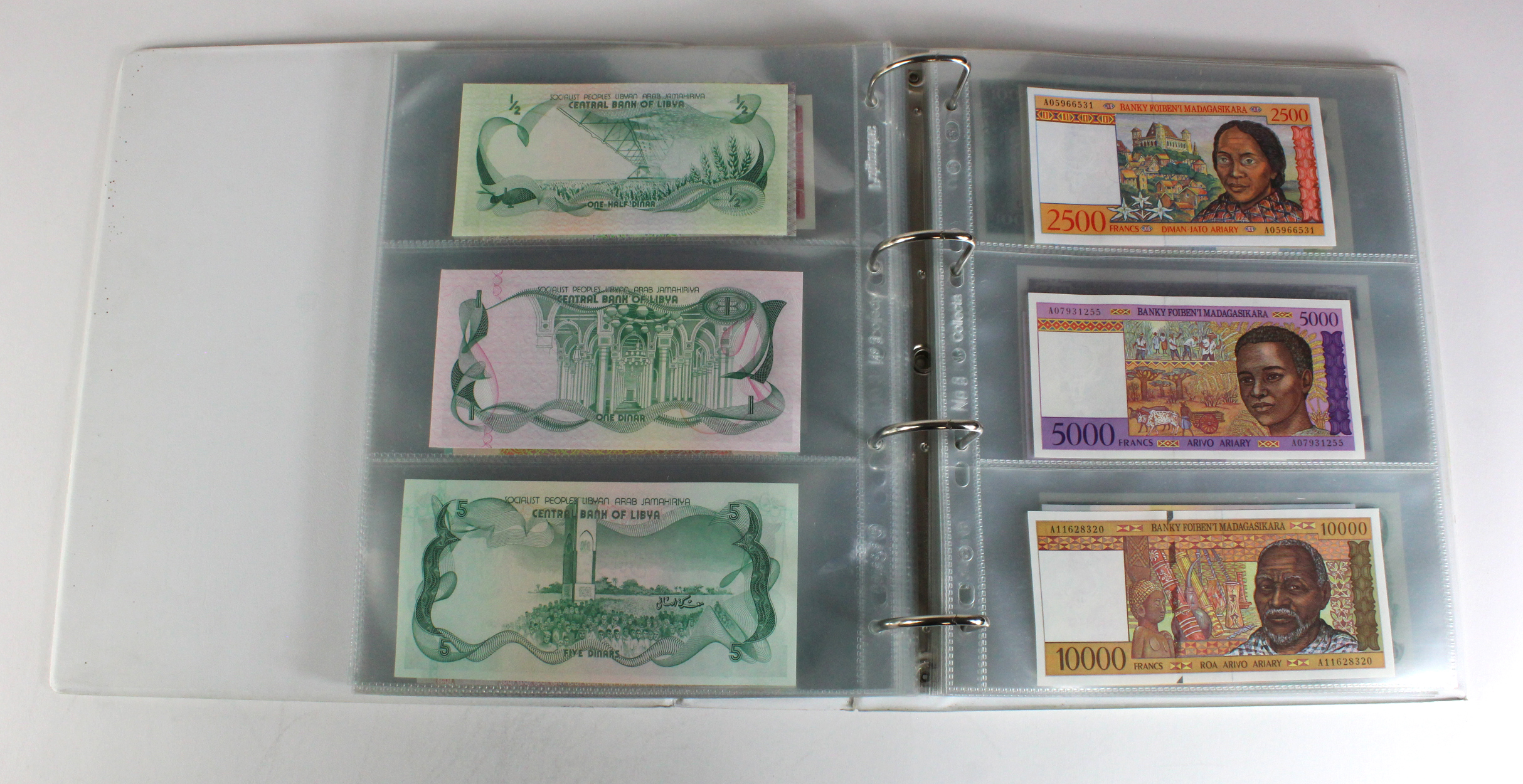 World, Africa (151) a superb collection of Uncirculated notes in an album, Algeria, Angola, - Image 28 of 44