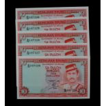 Brunei 10 Ringgit (5) dated 1986, a consecutively numbered run of 5 notes, serial A/18 107326 - A/18