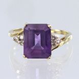 14ct yellow gold ring set with a rectangular amethyst measuring approx. 10mm x 8mm, with a trefoil