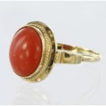 14ct yellow gold ring set with single oval coral cabochon, finger size Q, weight 2.6g