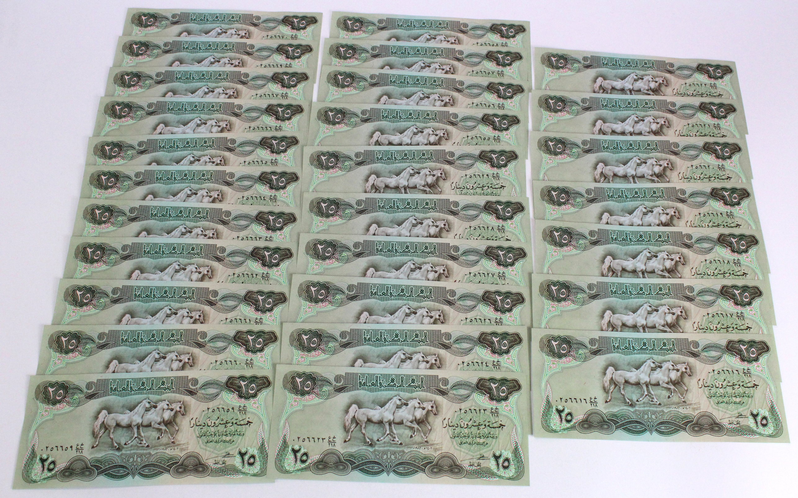 Iraq 25 Dinars (60) dated 1982, many consecutively numbered runs (TBB B329b, Pick72) Uncirculated or - Image 2 of 2