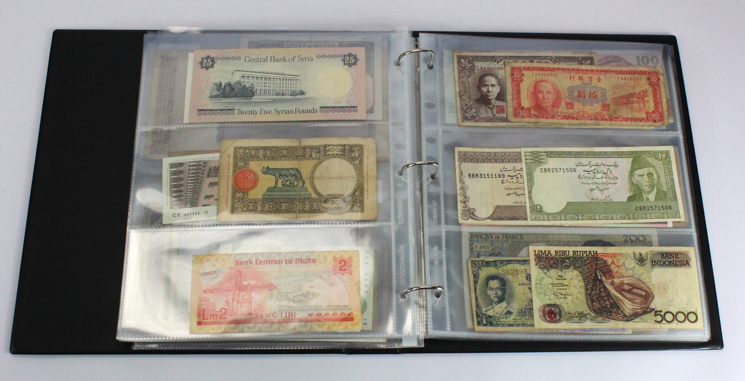 World (200), an interesting collection in Banknote album, Belgium, UAE, Japan, Malta, Belize, Bank - Image 25 of 41