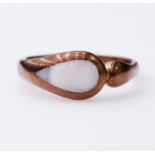 9ct rose gold band ring set with mother of pearl, finger size P, weight 4.3g