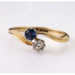 18ct yellow gold crossover style ring set with a round sapphire measuring approx. 4mm diameter,