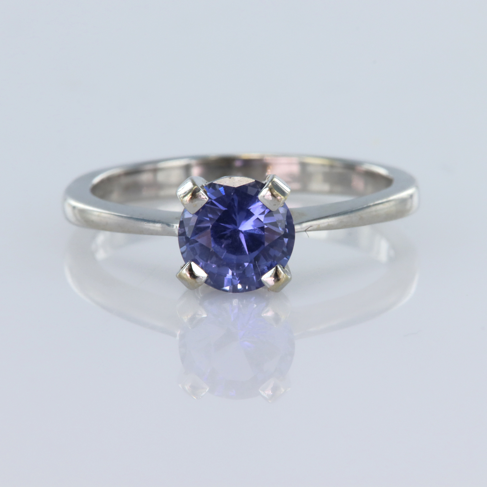 18ct white gold solitaire ring set with a round tanzanite measuring approx. 7mm diameter, finger