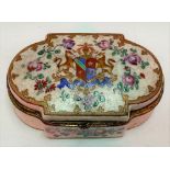 A Samson porcelain armorial hinge lidded trinket box with typical enamelled decoration, width 10.