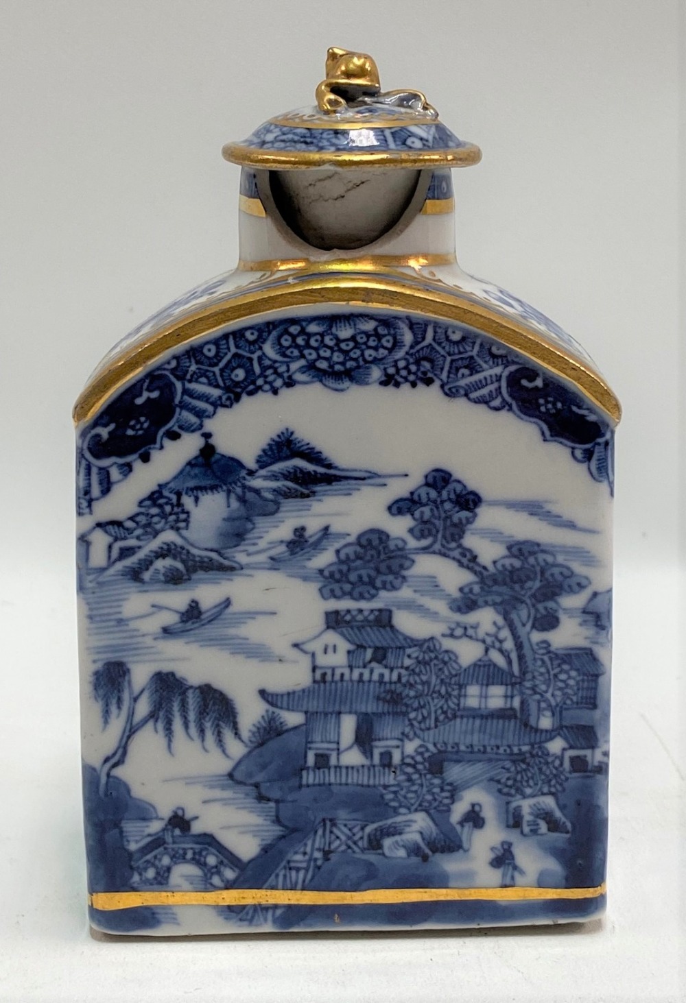 A Chinese export blue and white underglaze tea caddy, underglaze printed with a continuous pagoda - Image 2 of 6