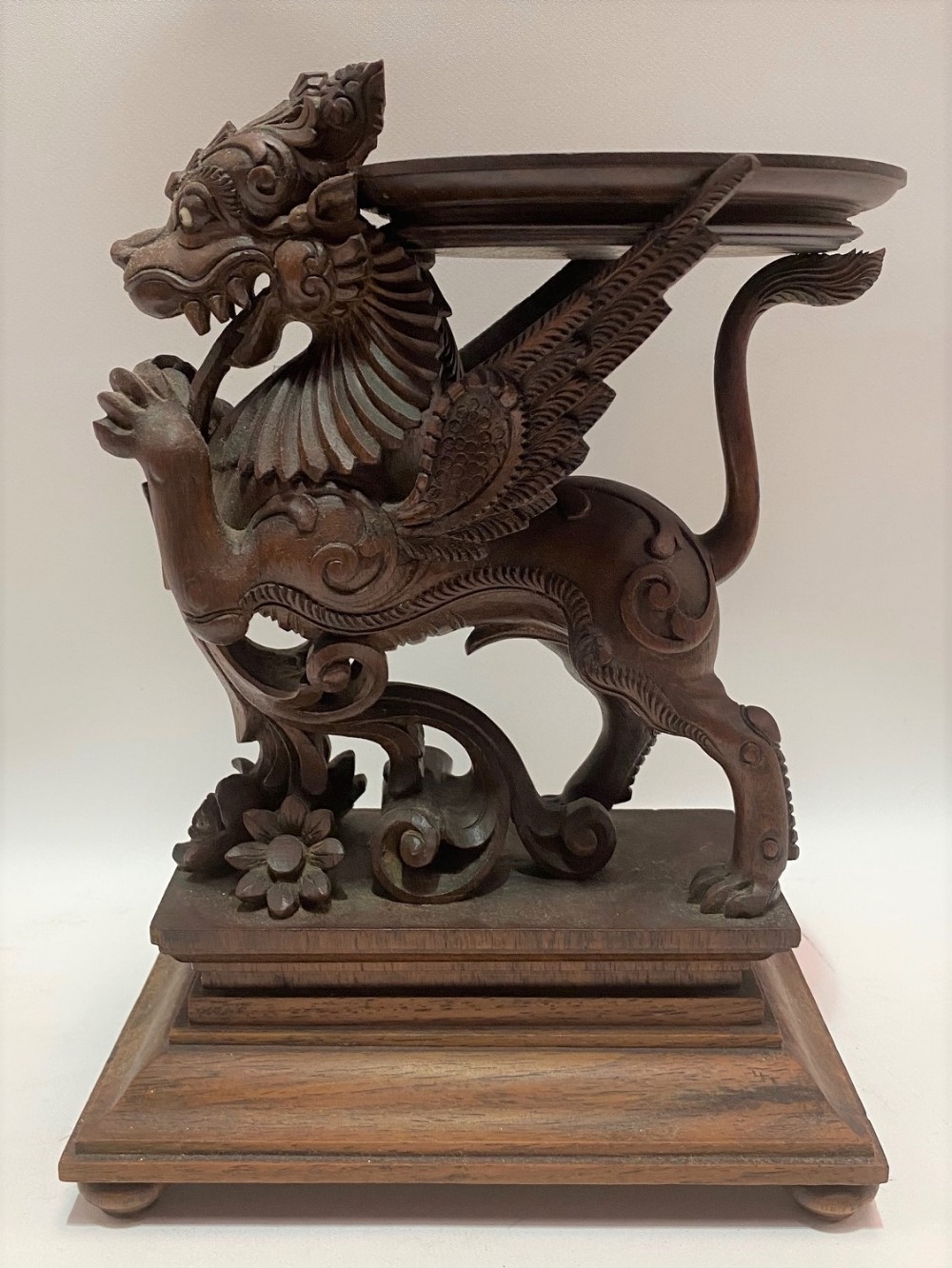 20th Century Burmese carved wood plant stand carved as a winged lion (Singa Bersayap) with mother of - Image 3 of 4