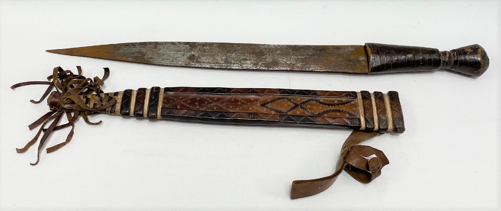 African tribal short sword with leather covered grip and steel blade, the sheath with punched zigzag - Image 3 of 4