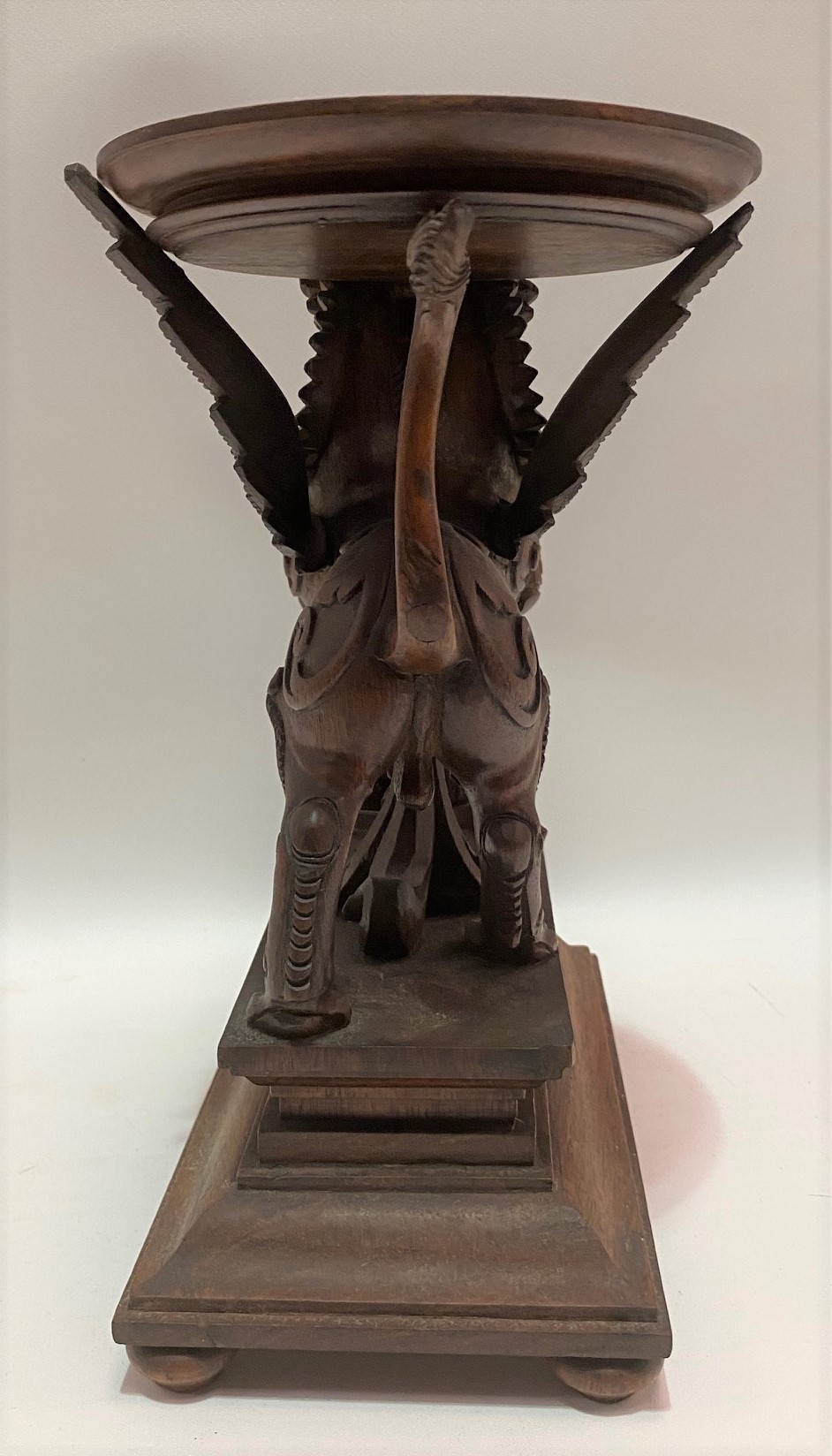 20th Century Burmese carved wood plant stand carved as a winged lion (Singa Bersayap) with mother of - Image 4 of 4