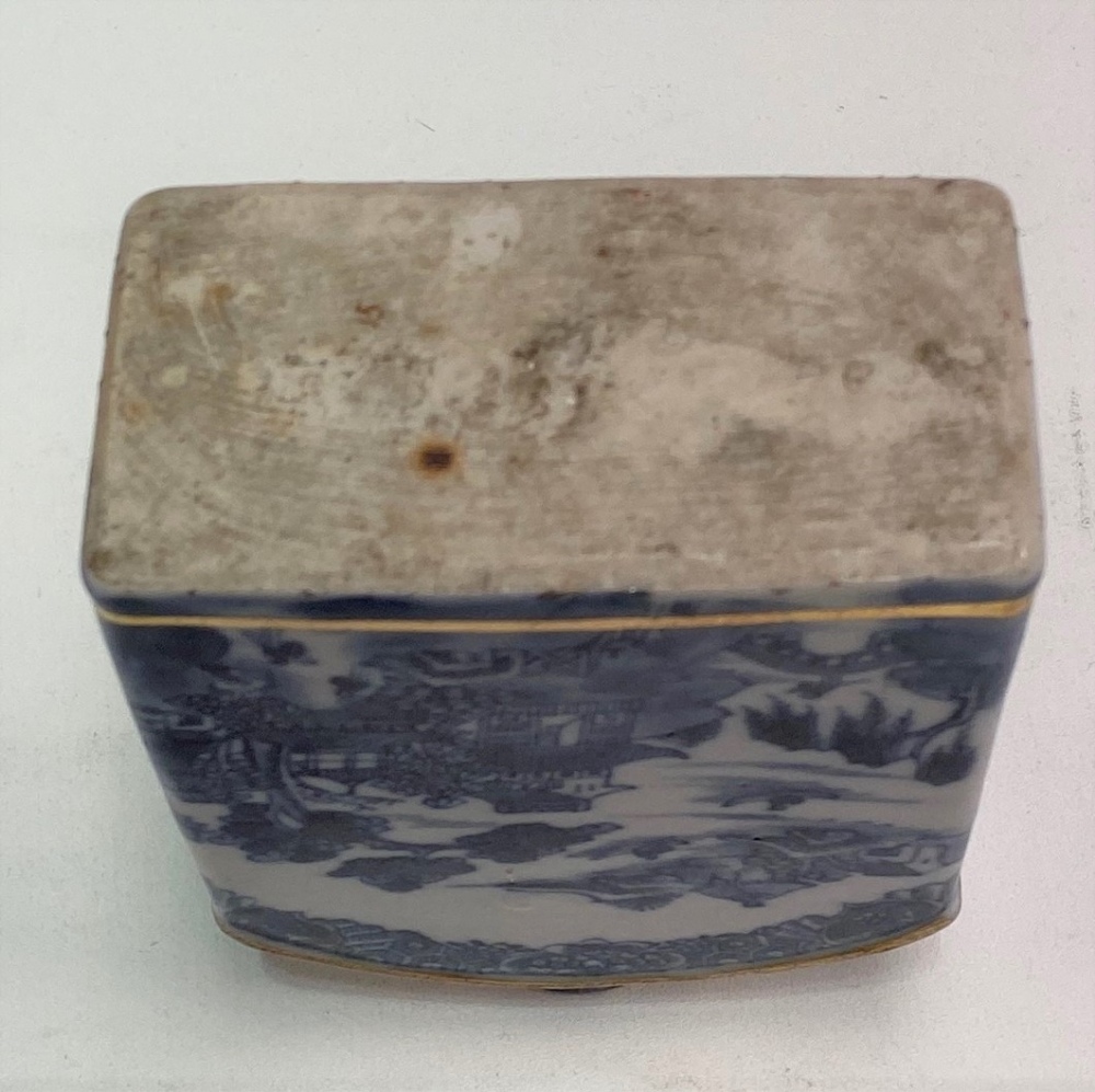A Chinese export blue and white underglaze tea caddy, underglaze printed with a continuous pagoda - Image 6 of 6