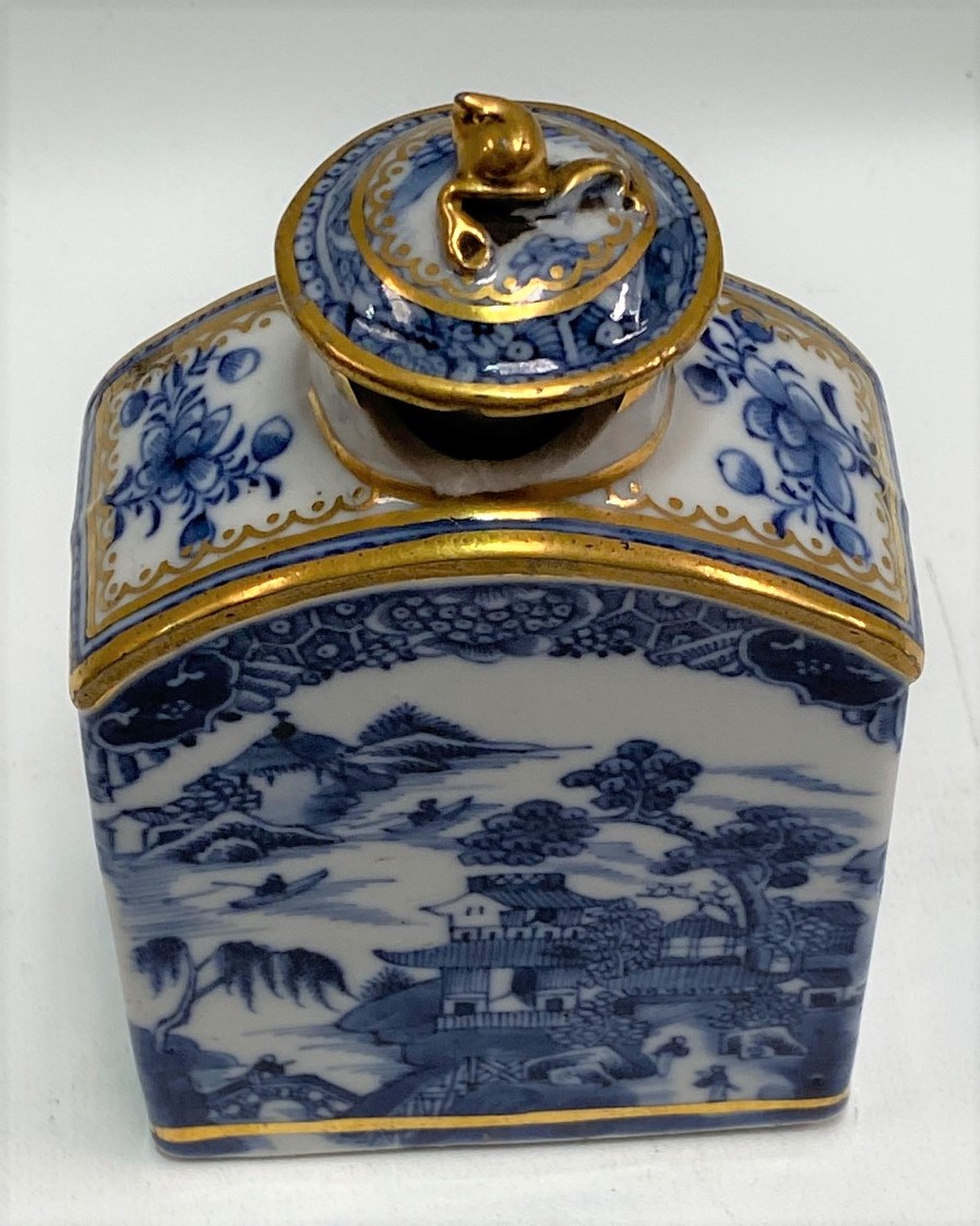 A Chinese export blue and white underglaze tea caddy, underglaze printed with a continuous pagoda - Image 3 of 6