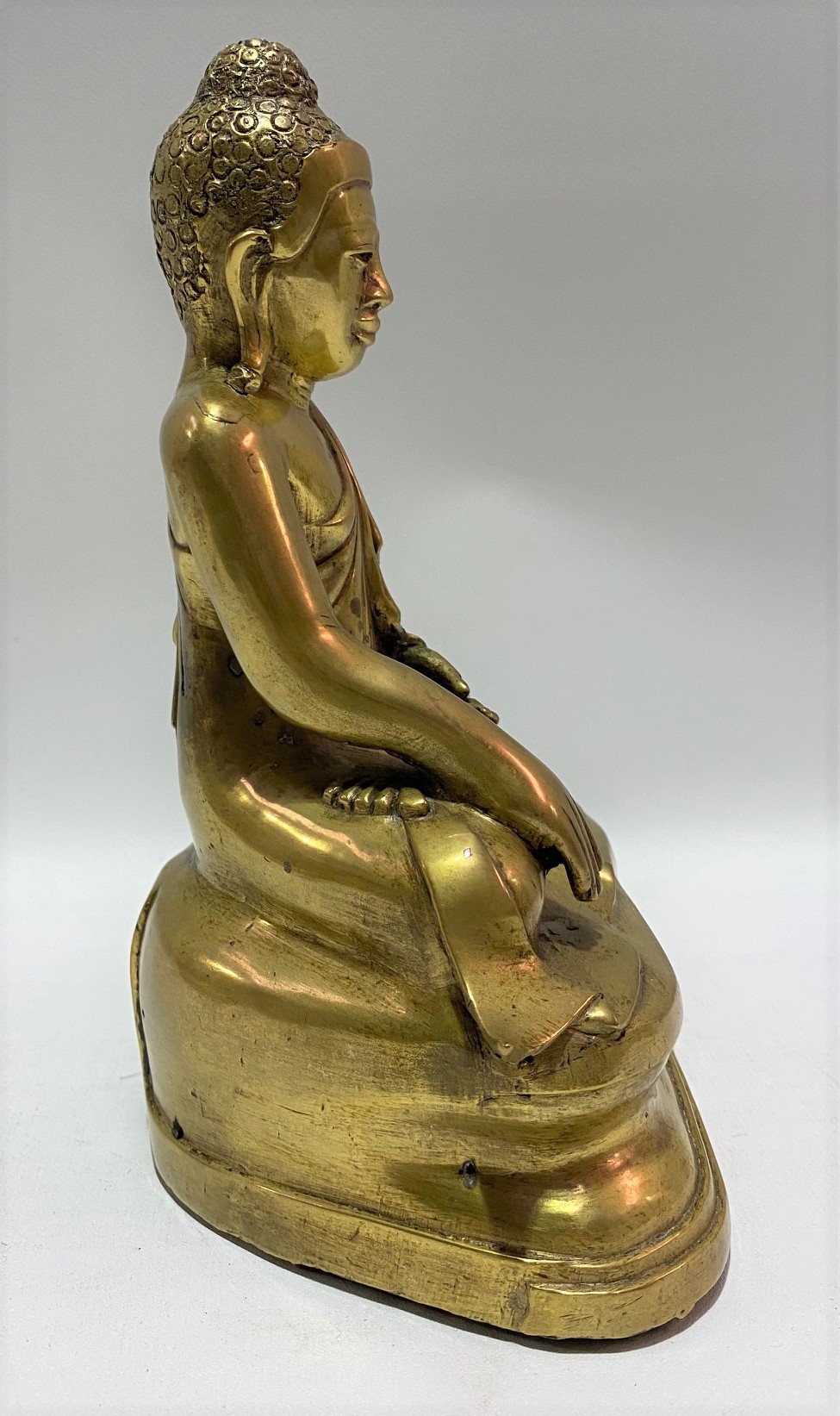 A Chinese gilt bronze figure of Shakyamuni Buddha seated in Vajrasana, height 21.5cm - Image 4 of 5