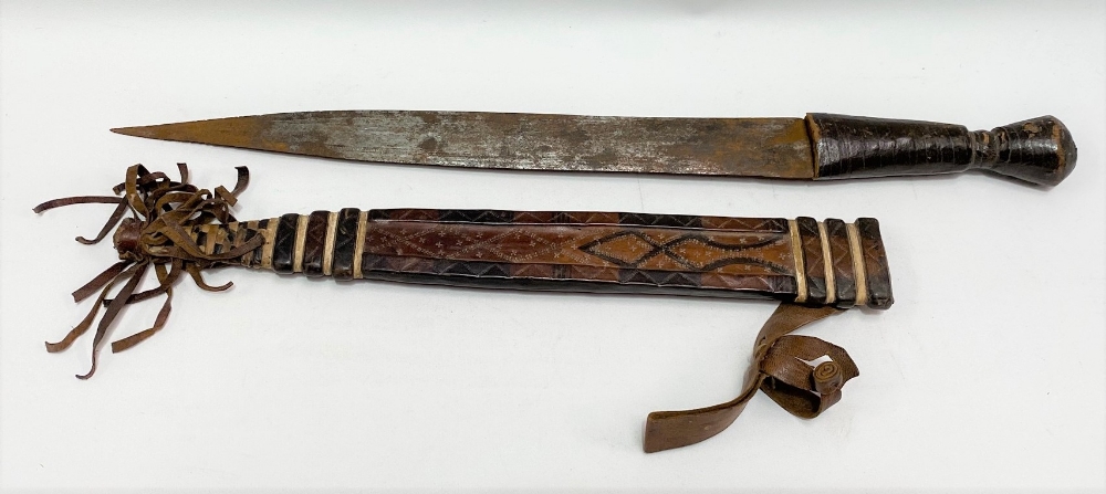 African tribal short sword with leather covered grip and steel blade, the sheath with punched zigzag - Image 4 of 4
