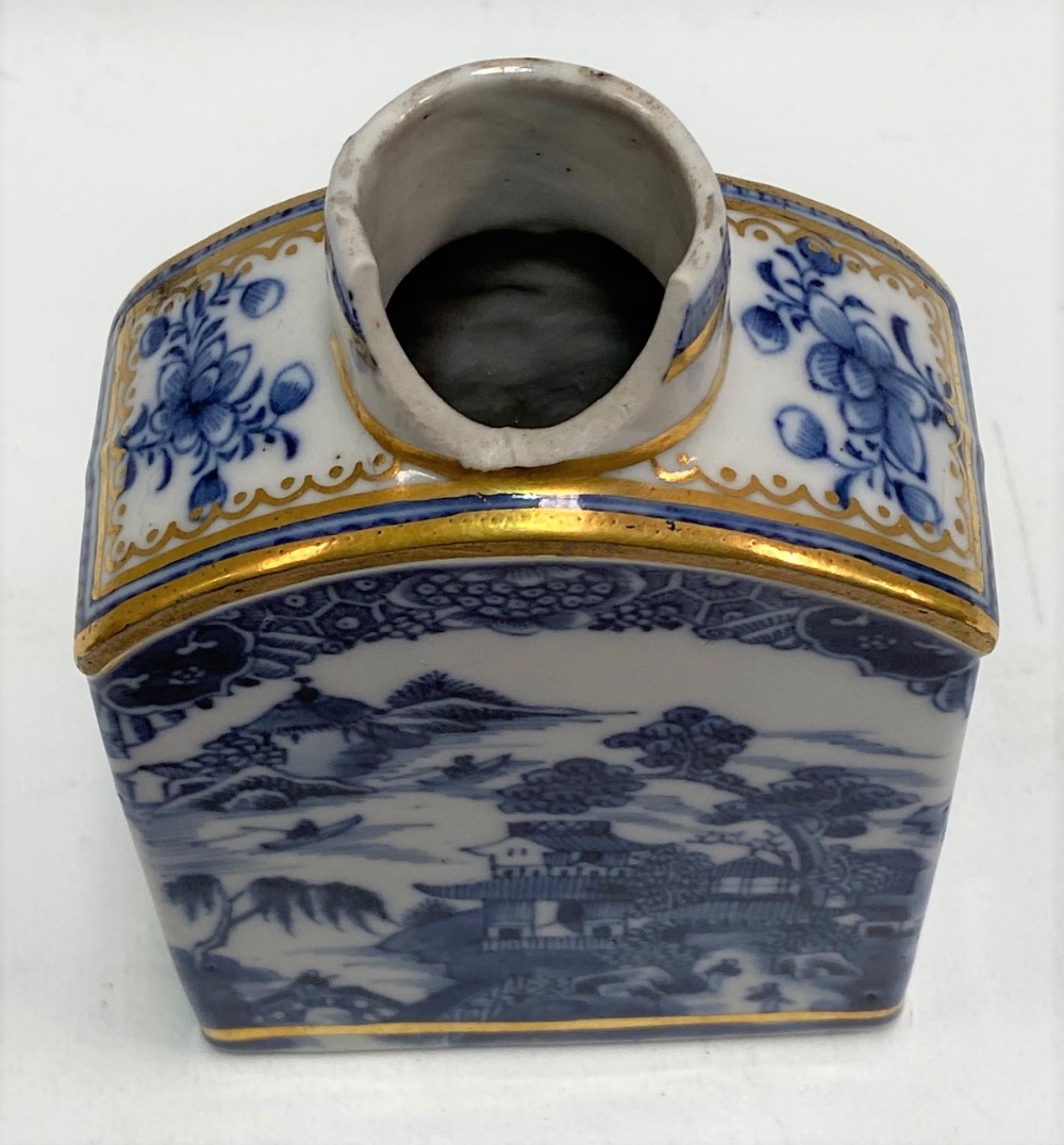 A Chinese export blue and white underglaze tea caddy, underglaze printed with a continuous pagoda - Image 4 of 6