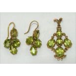 Gold mounted green stone (possibly peridot) set pendant, with four oval graduated cut stones, the