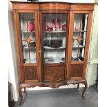 Edwardian inlaid bow front display cabinet, the bow glazed door enclosing three fixed shelves,