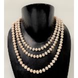 A pearl necklace, length 132cm.