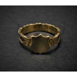 An 18ct. hallmarked gold mourning ring, the band with hair plait inset, vacant shield head,