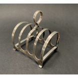 A George VI silver four section toast rack, maker H.W., Sheffield 1944, width 8cm, weight 1.85oz