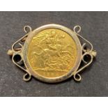 An Edward VII 1904 9ct. gold mounted half sovereign brooch, weight 6g approx.