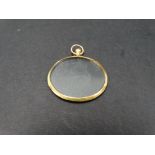 An Edwardian 9ct. hallmarked gold circular fob photograph frame, Birmingham 1905, diameter 32mm.