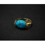 An ancient Egyptian blue glazed faience scarab ring with 18ct. gold shank, size N/O, weight 4.7g