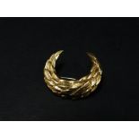 An 18ct. gold laurel leaf crescent brooch, width 24mm, weight 7.3g approx.