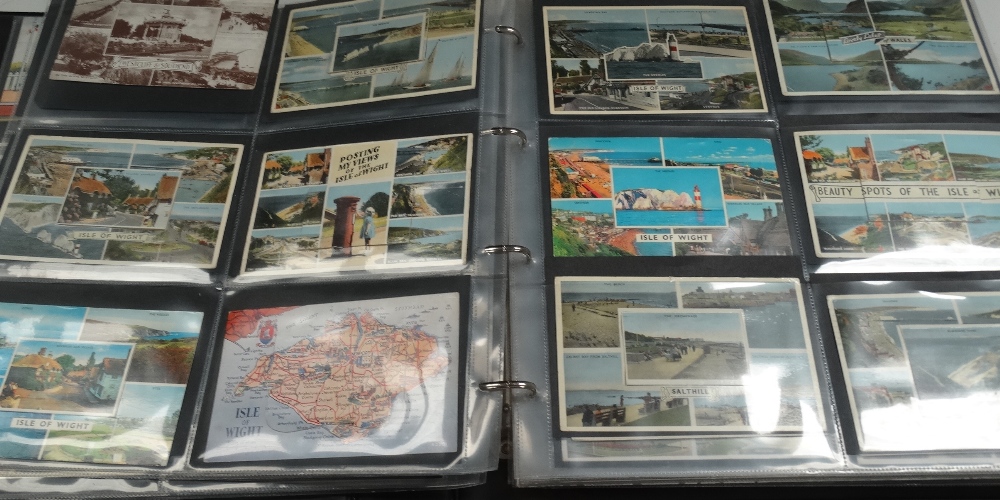 A postcard album containing a quantity of mailing and view novelty postcards, mainly topographical - Bild 4 aus 5