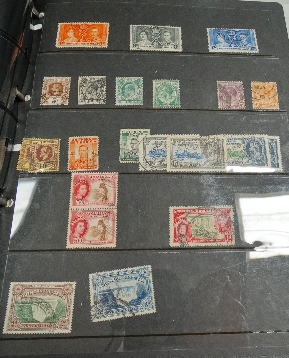 Commonwealth in white album, mainly mint or u/m QE II with some better stamps. - Bild 3 aus 6