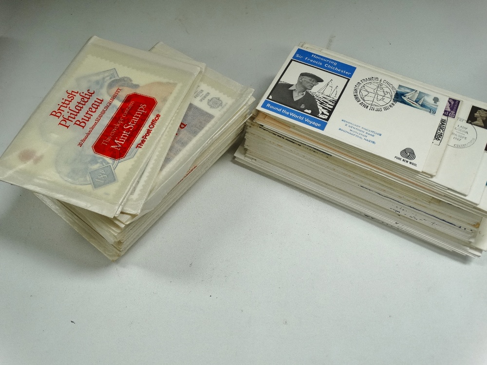 Great Britain in a red and a white album, mainly unmounted Machins in blocks with booklets, - Bild 7 aus 7