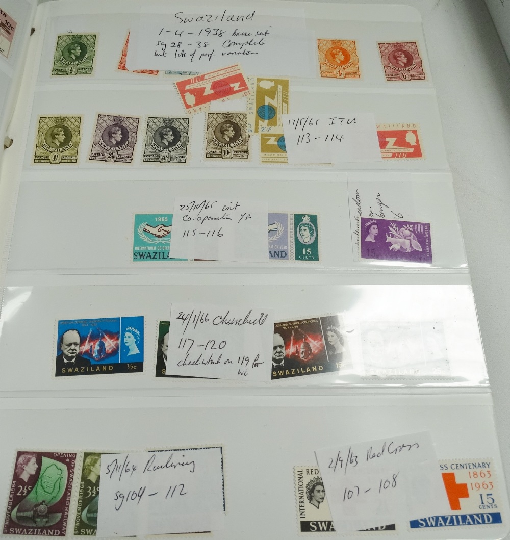 Commonwealth in white album, mainly mint or u/m QE II with some better stamps. - Bild 4 aus 6