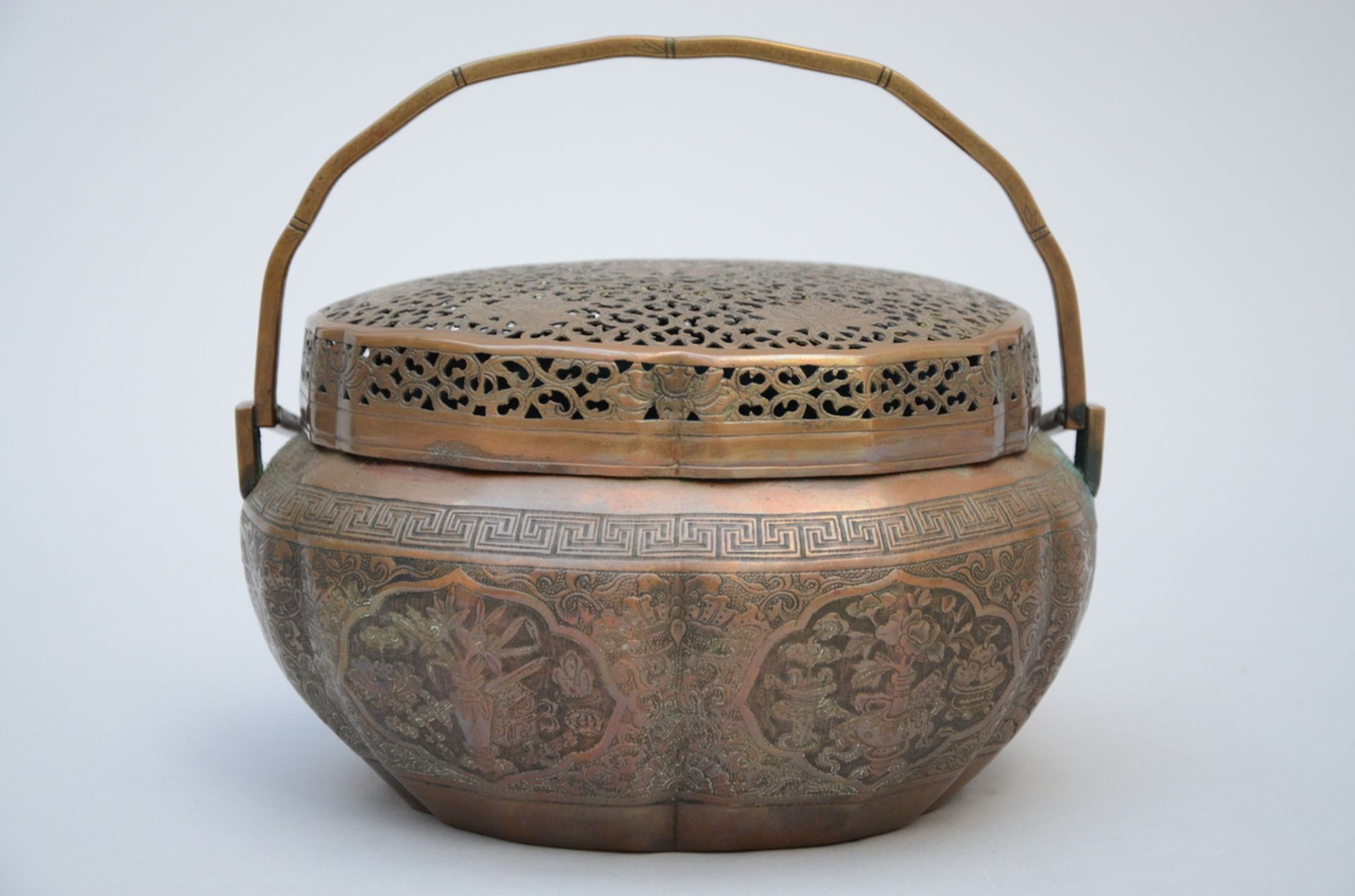 A Chinese bronze hand warmer (12x21x16 cm) - Image 2 of 5