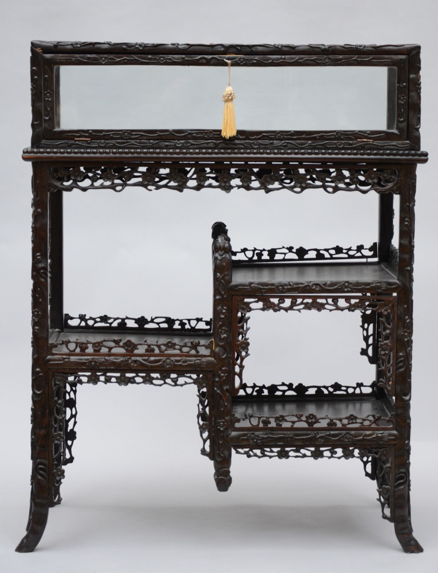 Chinese display cabinet in sculpted wood (93x72x38 cm) (*)