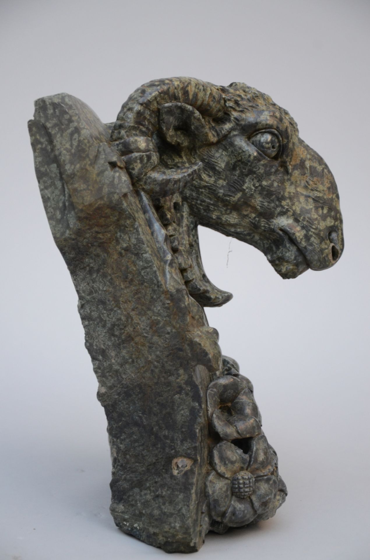 Fragment in green marble 'rams head' (31x22 cm) (*) - Image 2 of 3