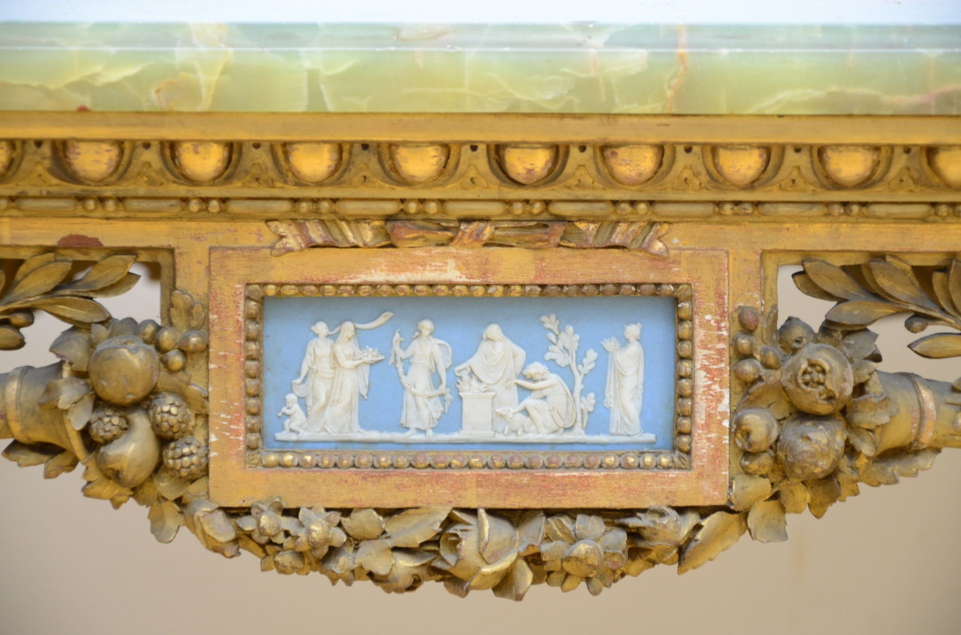 Gilt Louis XVI table with Wedgwood plaques and a green onyx top (75x99x58 cm) - Image 3 of 5