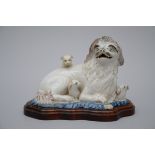 Statue in faience 'dog with puppies', 18th century (17x23x14 cm) (*)